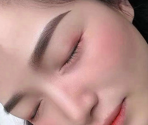 線條眉和霧眉的區別哪個好看